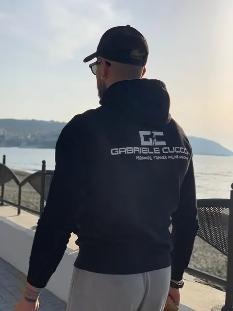 Gabriele Cucco al mare con la felpa Online Coaching