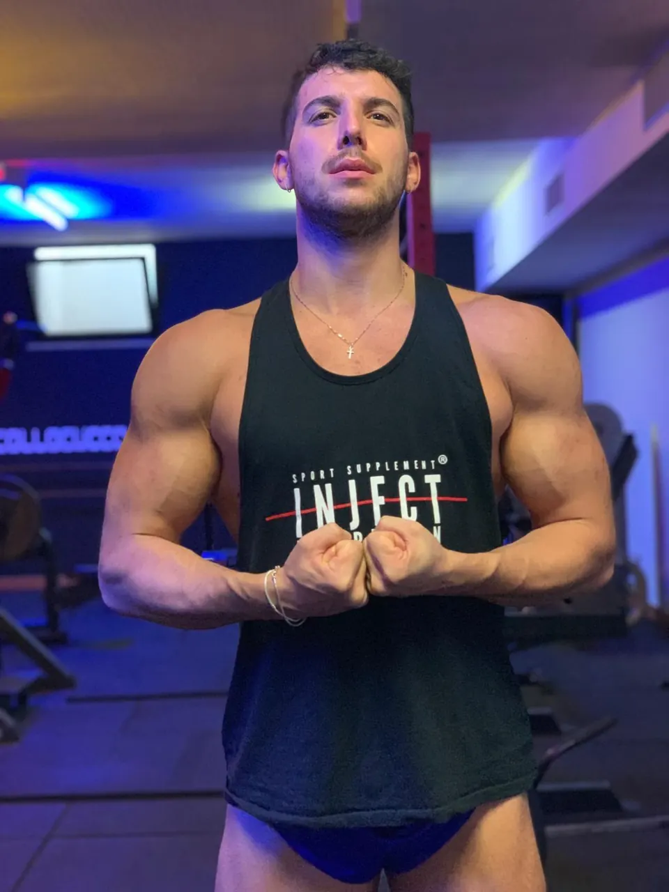 Gabriele Cucco in posa nella palestra CGYM