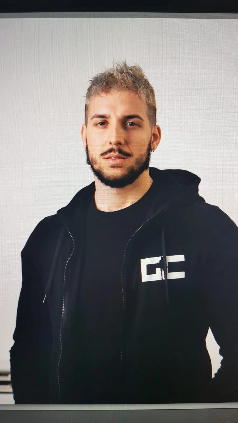 Ritratto di Gabriele Cucco con la felpa CGYM